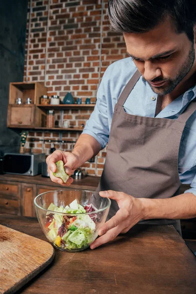 Mann macht Salat — Stockfoto