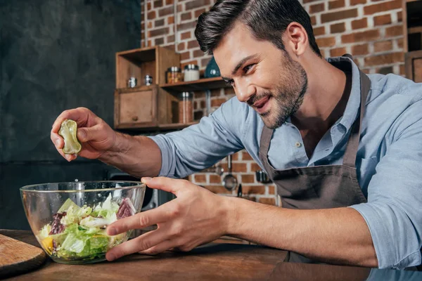 Mann macht Salat — Stockfoto