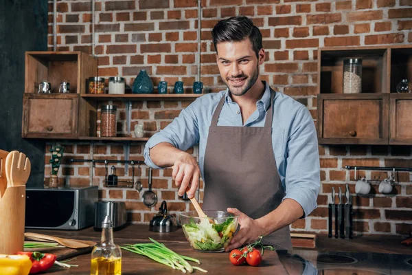 Mann macht Salat — Stockfoto