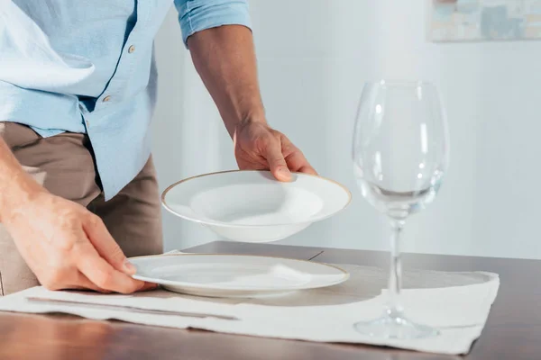 Mann bereitet romantisches Abendessen vor — Stockfoto