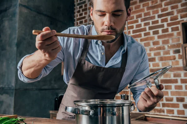 Giovane uomo cucina — Foto stock