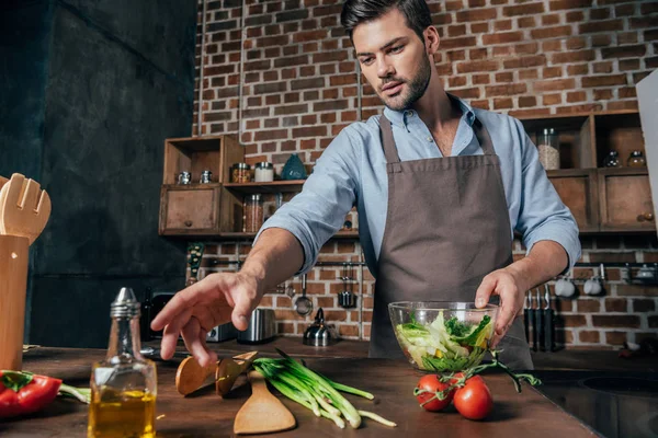 Hombre haciendo ensalada - foto de stock