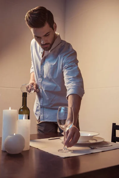 Homme préparant dîner romantique — Photo de stock