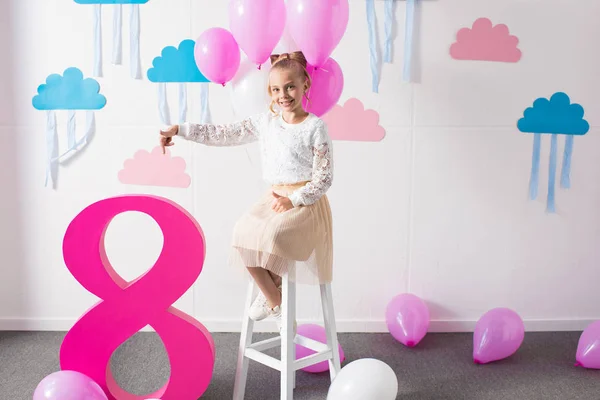 Chica con globos en fiesta de cumpleaños - foto de stock