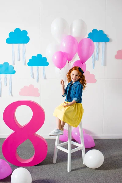 Chica con globos en fiesta de cumpleaños - foto de stock