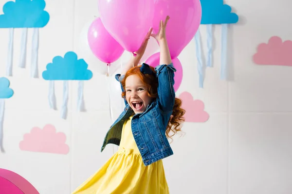 Fille avec des ballons à la fête d'anniversaire — Photo de stock