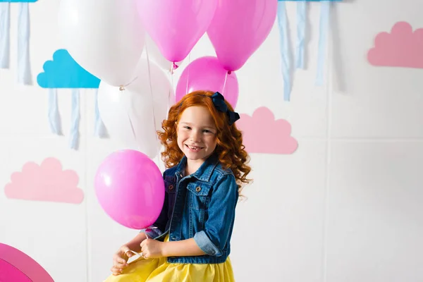 Menina com balões na festa de aniversário — Fotografia de Stock