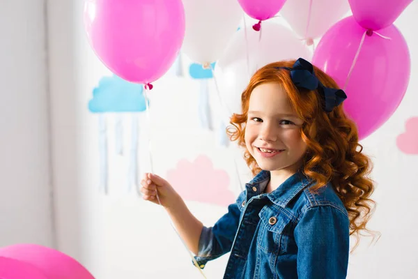 Chica con globos en fiesta de cumpleaños - foto de stock