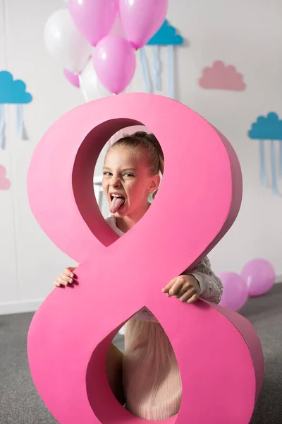 Menina com o número oito na festa de aniversário — Fotografia de Stock