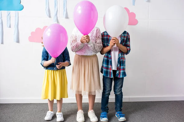 Adorabili bambini con palloncini — Foto stock
