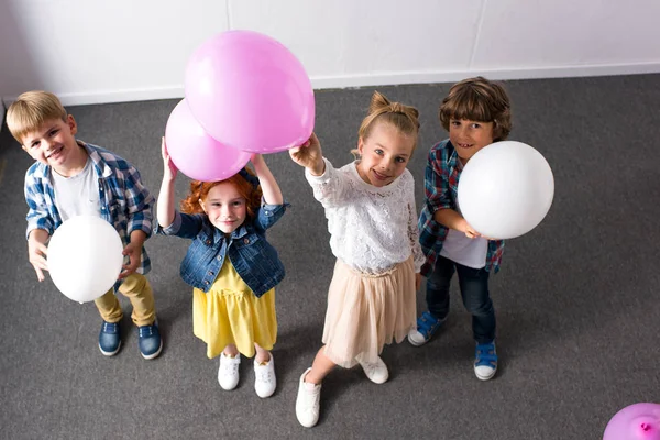 Bambini con palloncini alla festa di compleanno — Foto stock
