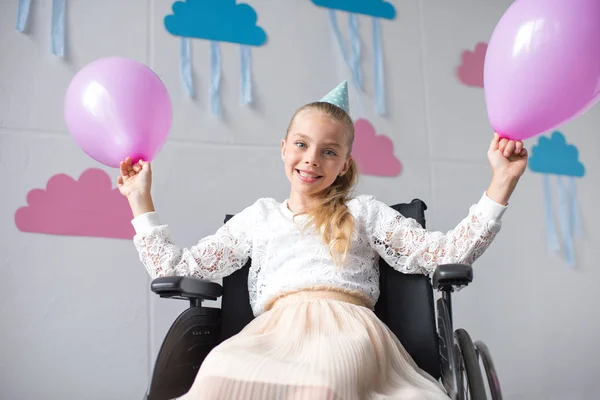 Chica discapacitada en fiesta de cumpleaños - foto de stock