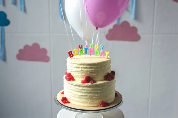 Delicioso pastel de cumpleaños - foto de stock