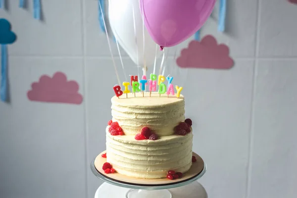 Delicioso bolo de aniversário — Fotografia de Stock