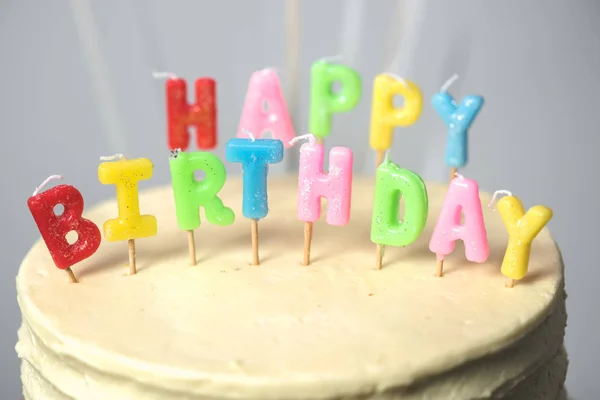 Sabroso pastel de cumpleaños - foto de stock