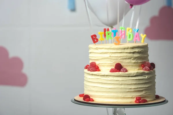 Gâteau d'anniversaire avec le numéro trois — Photo de stock