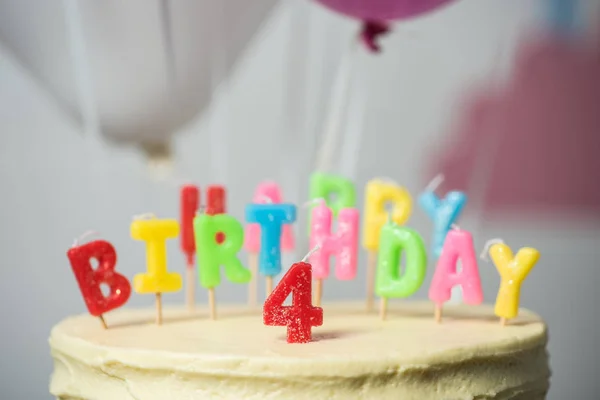 Pastel de cumpleaños con el número cuatro — Stock Photo