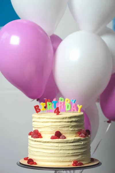 Pastel de cumpleaños con el número cuatro - foto de stock