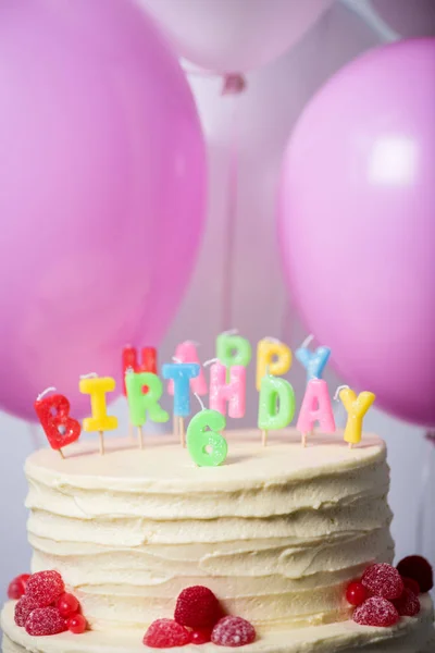 Gâteau d'anniversaire avec le numéro six — Photo de stock