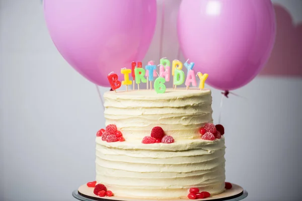 Torta di compleanno con il numero sei — Foto stock