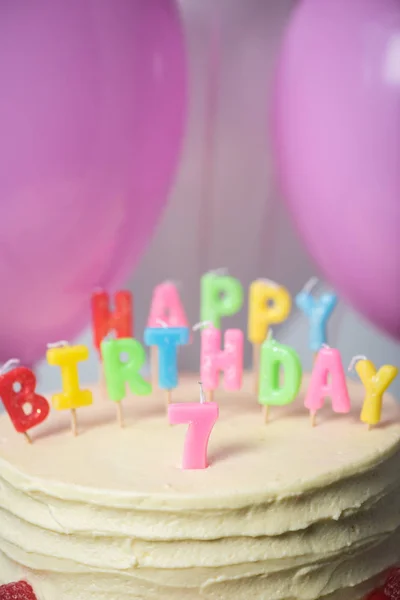 Pastel de cumpleaños con el número siete - foto de stock