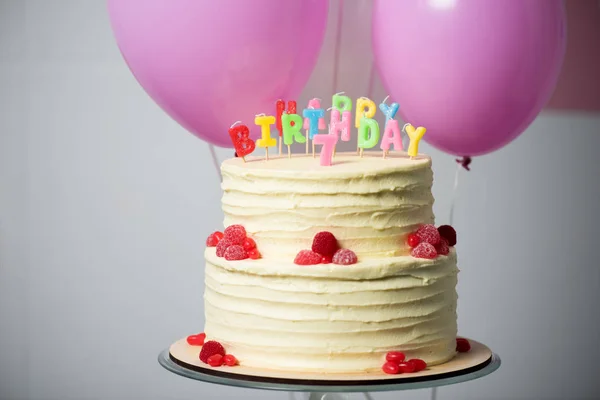 Pastel de cumpleaños con el número siete — Stock Photo