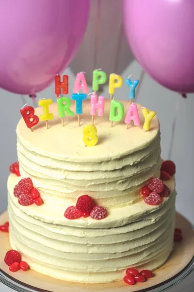 Gâteau d'anniversaire avec le numéro huit — Photo de stock