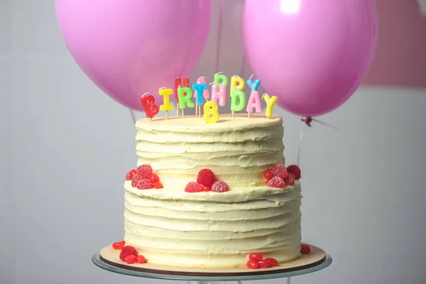 Pastel de cumpleaños con número ocho — Stock Photo