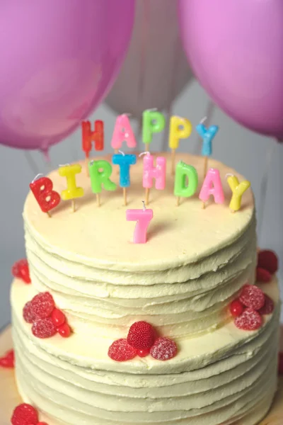 Gâteau d'anniversaire avec le numéro sept — Photo de stock