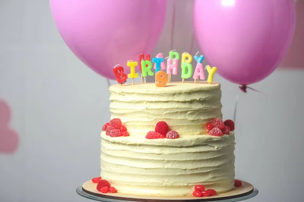 Gâteau d'anniversaire avec le numéro neuf — Photo de stock