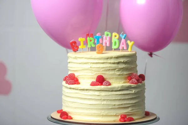 Pastel de cumpleaños con el número nueve - foto de stock