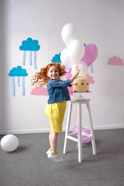 Petite fille avec gâteau d'anniversaire — Photo de stock