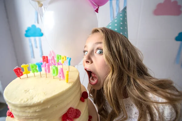 Niña con pastel de cumpleaños - foto de stock