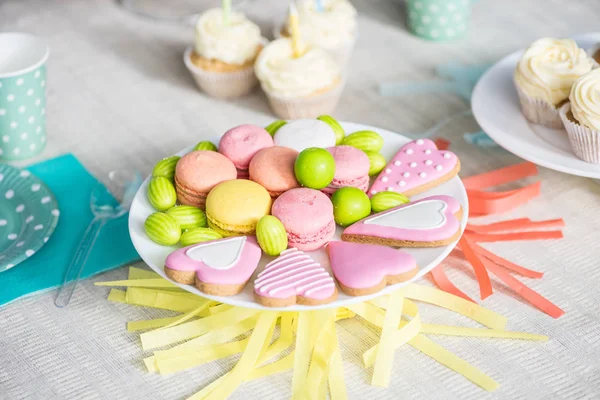 Leckere Süßigkeiten bei Geburtstagsparty — Stockfoto