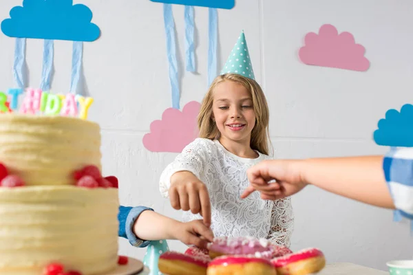 Kinder essen Süßigkeiten am Geburtstagstisch — Stockfoto