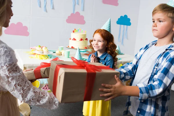 Crianças apresentando presentes para menina — Fotografia de Stock