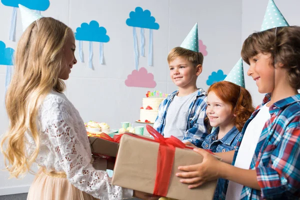 Діти з подарунками на день народження — стокове фото