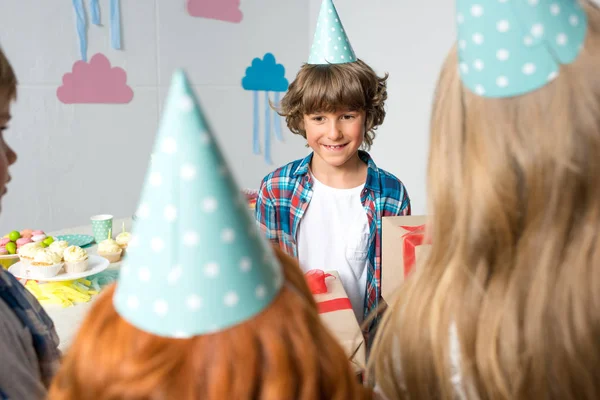 Kids presenting gifts at birthday party — Stock Photo