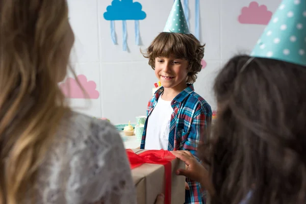 Kids with gift at birthday party — Stock Photo