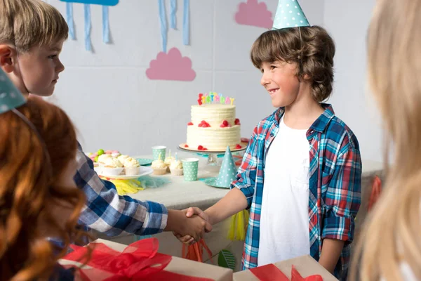 Niños presentando regalos en fiesta de cumpleaños - foto de stock