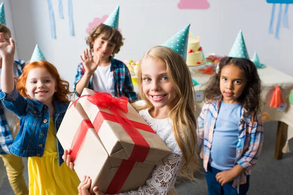 Niños multiétnicos con regalos de cumpleaños - foto de stock