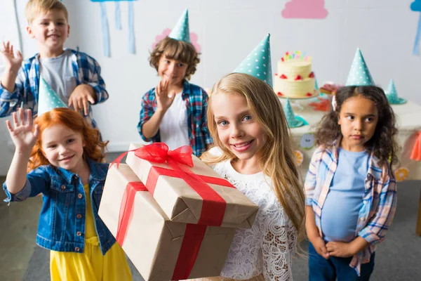 Niños multiétnicos con regalos de cumpleaños - foto de stock