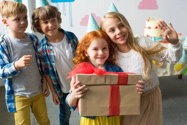 Niños con regalos en la fiesta de cumpleaños - foto de stock