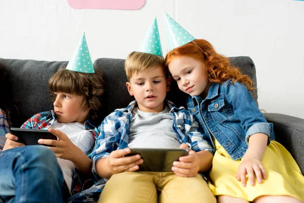 Діти використовують гаджети на вечірці на день народження — стокове фото