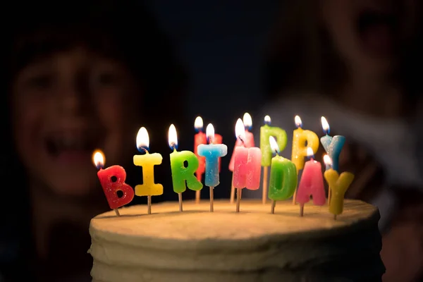 Torta di compleanno con candele accese — Foto stock