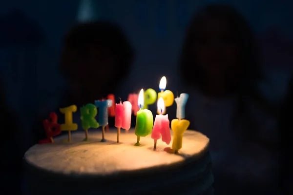Торт на день народження з палаючими свічками — стокове фото