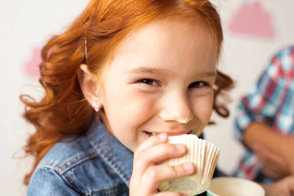 Mädchen isst Cupcake — Stockfoto