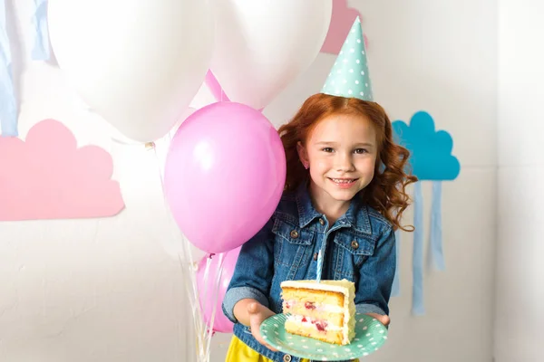 Chica sosteniendo pastel de cumpleaños - foto de stock