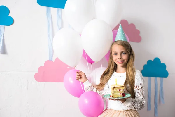 Chica con pastel de cumpleaños y globos - foto de stock