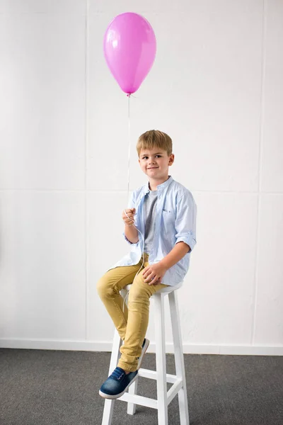 Petit garçon tenant un ballon — Photo de stock